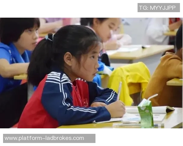 肖婧足球：从青涩少女到绿茵场上的璀璨明星之路